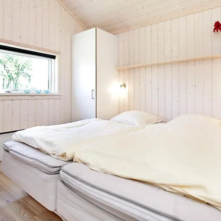 Retreat With Indoor Hot Tub 펜션 *