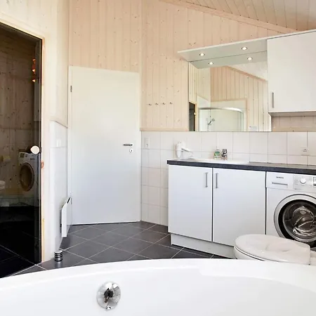 Retreat With Indoor Hot Tub 펜션 *