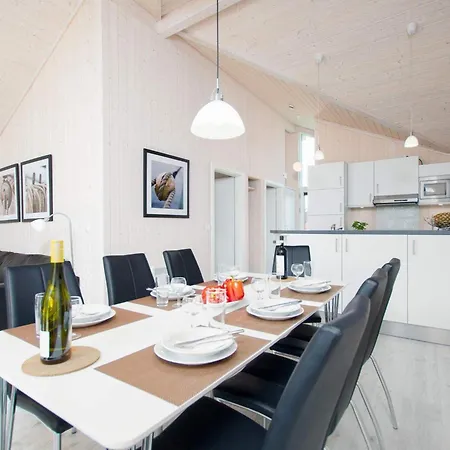 Retreat With Indoor Hot Tub Feriehus