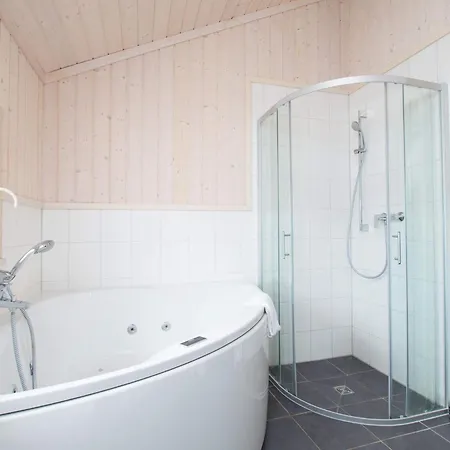 Retreat With Indoor Hot Tub Feriehus